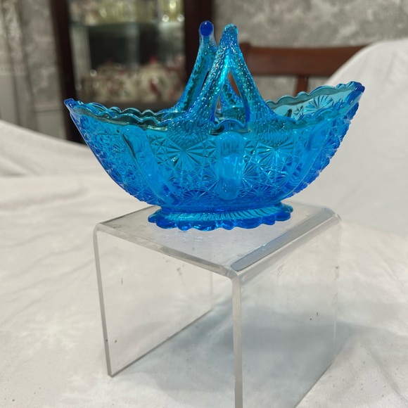 Fenton daisy & button pattern baskets. - Picture 2 of 2